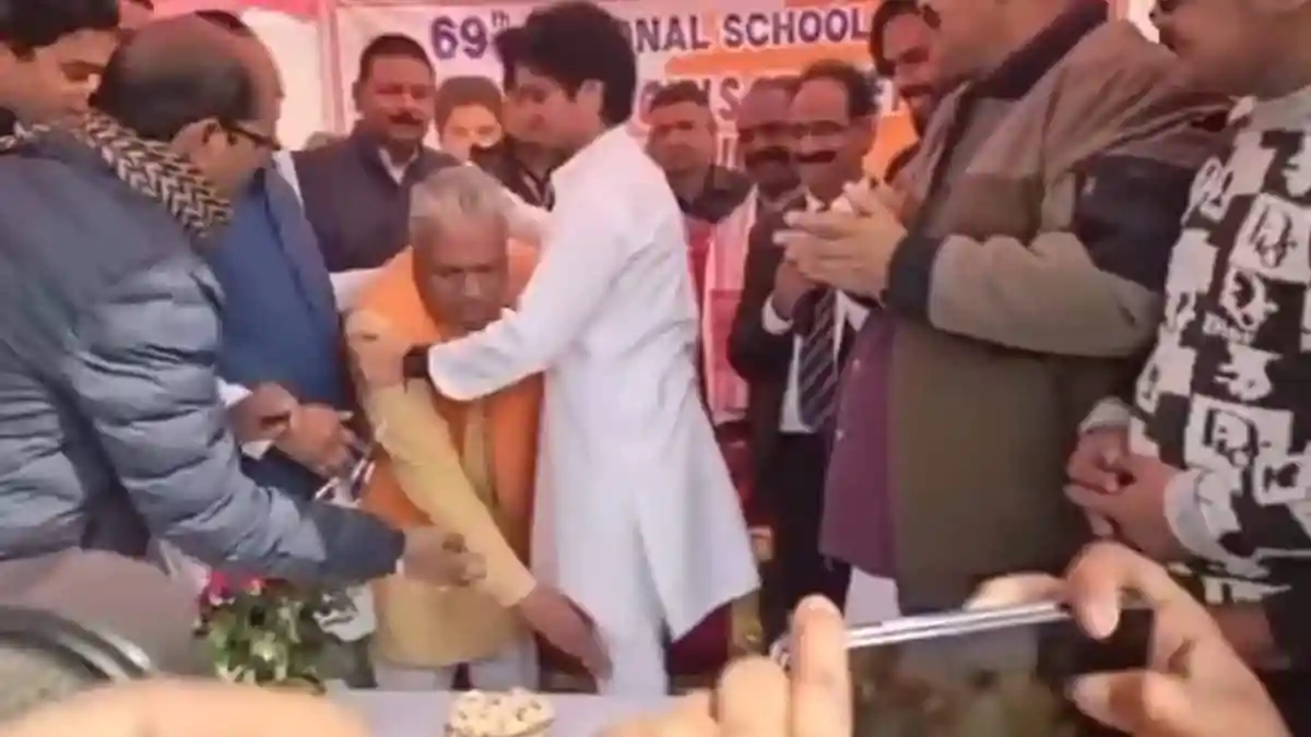 73-Year-Old BJP MLA Touches Feet Of Jyotiraditya Scindia's 31-Year-Old Son