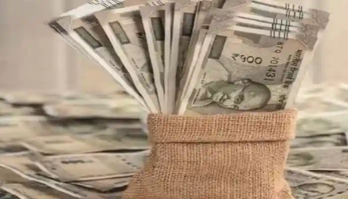 A dollar may look the same everywhere, but its buying power changes across countries. This is explained by Purchasing Power Parity (PPP). While $1 can buy a full meal in India, it barely covers a candy bar in the US. PPP shows how cost of living shapes real economic strength.