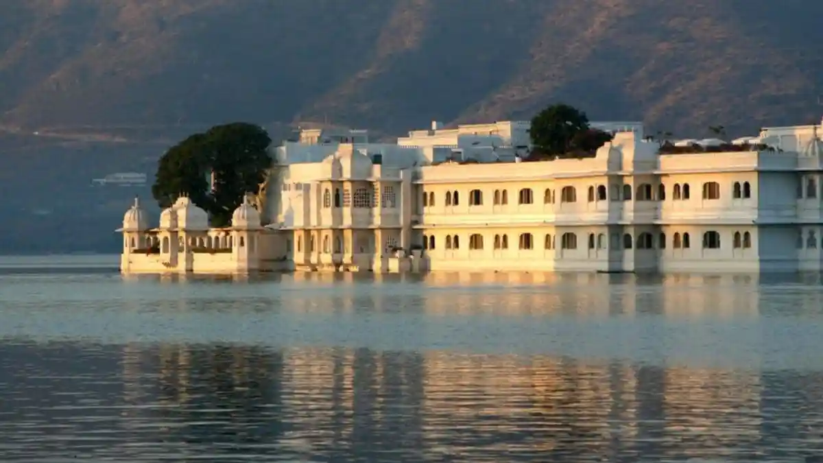 A foreign woman drew widespread attention online after a startling moment on a boat caught viewers off guard. In a video that circulated widely, she grips the side of the boat and balances with her hips above the water as she relieves herself openly. Many social media users claimed that the clip showed an American tourist defecating in India's Udaipur Lake. These claims, combined with the unusual visuals, sparked outrage online with people debating how tourists should behave and what responsibilities visitors have in public spaces.A foreign woman drew widespread attention online after a startling moment on a boat caught viewers off guard. In a video that circulated widely, she grips the side of the boat and balances with her hips above the water as she relieves herself openly.Many social media users claimed that the clip showed an American tourist defecating in India's Udaipur Lake. These claims, combined with the unusual visuals, sparked outrage online with people debating how tourists should behave and what responsibilities visitors have in public spaces.
