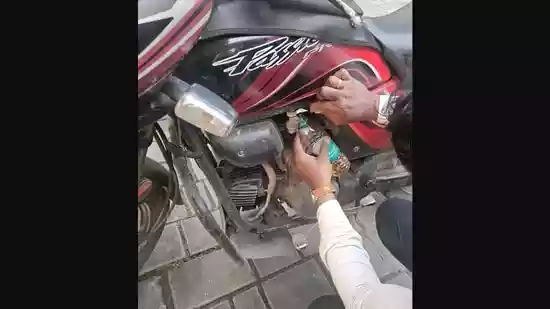 A man's interaction with a Bengaluru Rapido rider has warmed people's hearts on social media. In a tweet, the man recalled how the driver helped him when his vehicle ran out of fuel in the middle of the road. “Bengaluru is awesome! I rented a scooter to travel Durga Puja with my friends. And before reaching the first petrol pump, my scooter was out of fuel!” the X user wrote.