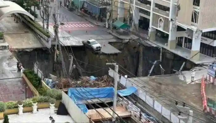 A massive sinkhole has appeared outside a Bangkok hospital, swallowing cars and electricity poles. Authorities have linked the dramatic collapse to a nearby underground railway construction site. An enormous sinkhole, 50 meters deep, appeared in front of a Bangkok hospital on Wednesday morning, swallowing up cars and power poles. The spectacular collapse, sending shock among the city population, has been attributed by authorities to the construction of a nearby underground railway station.