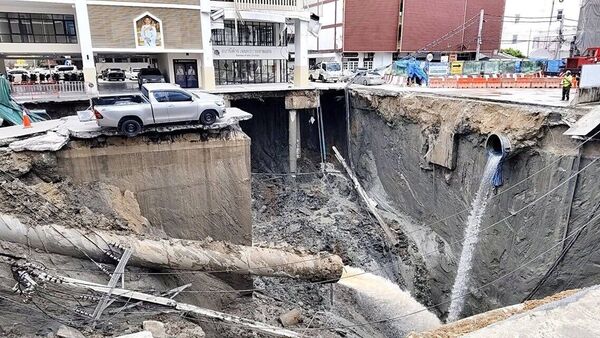 A road collapse in Thailand's capital, Bangkok, on early Wednesday left a massive hole that swallowed cars and power poles. The road caved in directly in front of a local police station and Vajira Hospital, creating a sinkhole roughly 50 meters (160 feet) wide and dozens of meters deep.