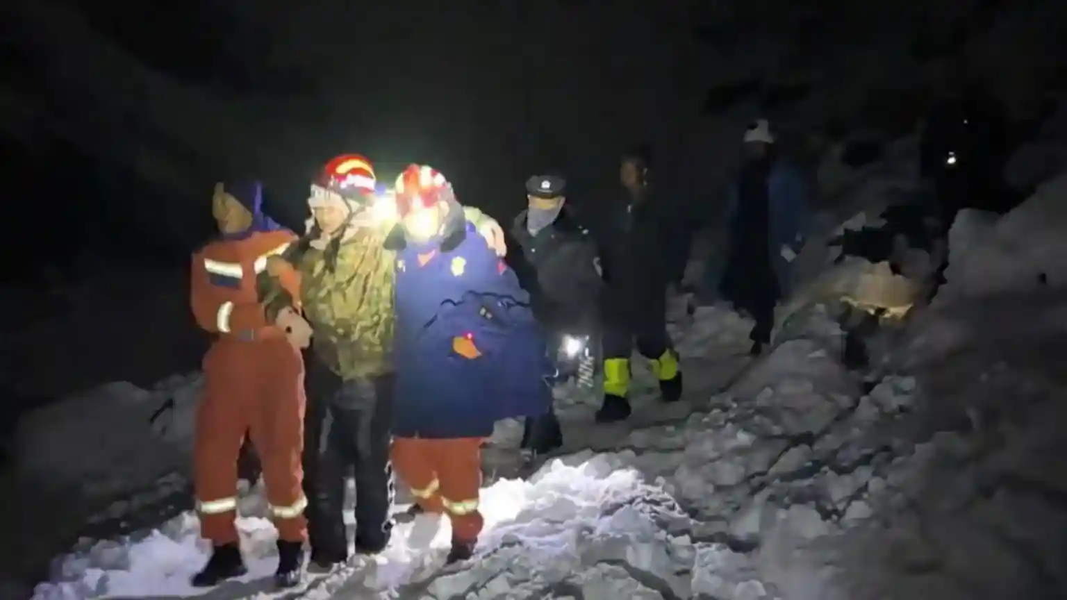 A total of 580 hikers who were trapped by severe weather near Mount Everest have been guided to safety in Tibet, according to Chinese state media. The trekkers arrived in the small township of Qudang and surrounding areas, along with 300 local guides, yak handlers and other support staff, CCTV reported on Tuesday.A total of 580 hikers who were trapped by severe weather near Mount Everest have been guided to safety in Tibet, according to Chinese state media.The trekkers arrived in the small township of Qudang and surrounding areas, along with 300 local guides, yak handlers and other support staff, CCTV reported on Tuesday.A final group of around 10 hikers, accompanied by rescue workers, is yet to reach Qudang but has made it to a rendezvous point, which has heating equipment, oxygen and other emergency supplies.The tourists became stranded at an altitude of more than 4,900m (16,000ft) after heavy snowfall blocked their route up Everest's eastern slopes over the weekend.The blizzard struck during China's eight-day Golden Week holiday, a peak season for local tourism.