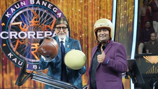 Actor Amitabh Bachchan penned a note after honouring Raghvendra Kumar, better known as the 'Helmet Man of India', on Kaun Banega Crorepati (KBC) 17. Taking to his blog, Amitabh shared a picture with Raghvendra and also penned a note. Amitabh shared that Raghvendra was invited on KBC on the segment--Heroes on the floor.