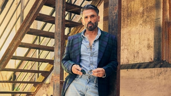 Actor Suniel Shetty is once again in the spotlight on social media. This time for a clip of him visibly losing his temper on stage. In the video, Suniel can be seen scolding an artist for doing a mimicry of him, leaving many wondering about the reason behind his harsh reaction.