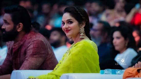 After marrying Anand Shah in 1999, Madhoo left films. In a recent interview, she discussed her discontent with Bollywood. Actor Madhoo rose to fame with several hit films like Phool Aur Kaante and Roja. However, in 1999, the actor married Anand Shah and left the industry. She made her comeback after 12 years and is now quite active in films. In an interview with Lehren Retro, Madhoo opened up about her break from films.