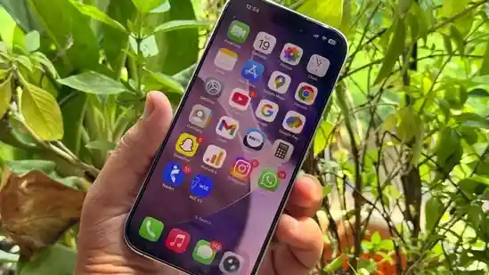 After the so-called “scratchgate” controversy, some iPhone 17 and iPhone Air users are now reporting problems with Wi-Fi and Bluetooth connectivity. Complaints have surfaced across Reddit threads, Apple's own support forums, and other online communities, raising concerns about how the issue is impacting daily use, including CarPlay stability and AirPods pairing.