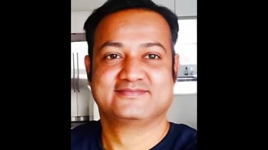 An Indian national, Chandra Nagamallaiah, was tragically killed at his workplace in Dallas, Texas, in front of his wife and son. A video of the horror incident shows a man attacking him with a machete, beheading him, kicking his head and throwing it in a bin. Yordanis Cobos-Martinez, a Cuban national, was arrested as a suspect. Following this, a GoFundMe page was set up by an Indian-origin in the US to raise money for the Nagamallaiah family.