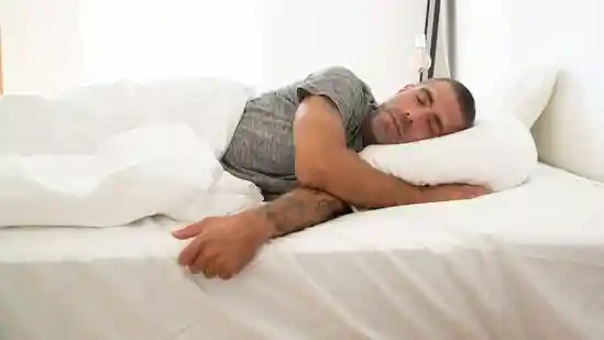 An orthopaedic mattress is designed to support the spine, promote correct posture, and reduce discomfort caused by inadequate sleeping surfaces. Unlike regular mattresses, it distributes body weight evenly, relieving pressure points and reducing strain on the back and joints. This makes it especially helpful for those dealing with back pain, poor posture, or restless sleep.