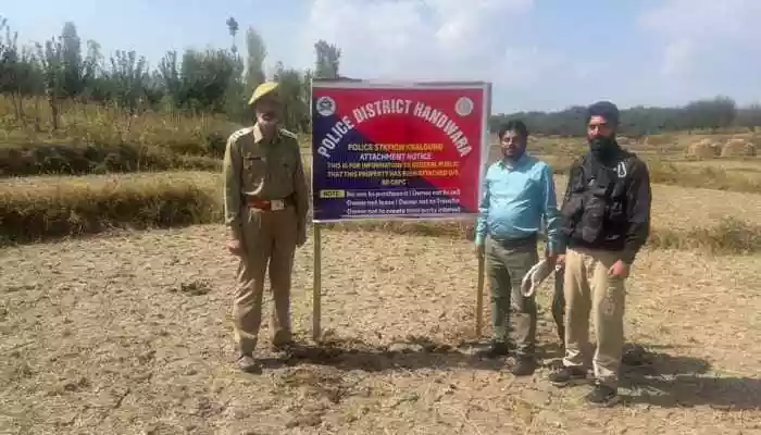 As per the provisions of law, proceedings to attach the property were initiated after obtaining necessary legal sanctions from the competent authority. In a series of actions against the terrorist ecosystem, Handwara Police today attached the property of a terrorist handler in Palpora village of Kralgund. During the investigation of case of PS Kralgund, it was established that JKNOP member Nazir Ahmad Ganai, currently residing in PoK, has been operating from there and is actively involved in guiding and handling terrorist activities in Handwara.