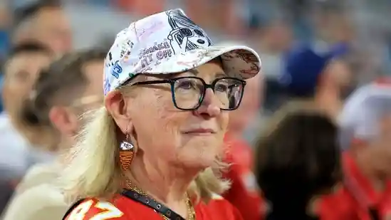 As the Kansas City Chiefs face the Jacksonville Jaguars at EverBank Stadium in Florida, Travis Kelce's mom, Donna Kelce, is showing support not only for her son but also for future daughter-in-law Taylor Swift. Donna was spotted wearing a white baseball cap featuring a drawing of Swift prominently on the front. The hat also included subtle references to Swift and her passionate fanbase, known as the Swifties. She completed the look with several friendship bracelets.As the Kansas City Chiefs face the Jacksonville Jaguars at EverBank Stadium in Florida, Travis Kelce's mom, Donna Kelce, is showing support not only for her son but also for future daughter-in-law Taylor Swift.Donna was spotted wearing a white baseball cap featuring a drawing of Swift prominently on the front. The hat also included subtle references to Swift and her passionate fanbase, known as the Swifties. She completed the look with several friendship bracelets.Despite the tribute, Taylor Swift herself was not seen at the game. As of now, there have been no confirmed sightings of the singer at any Chiefs games this season. Her last public show of support came during Super Bowl 59, where Kansas City suffered a tough loss.