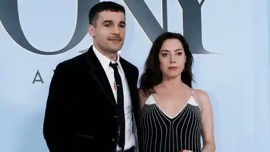 Aubrey Plaza debuts baby bump at Tony Awards