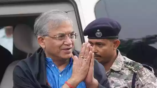 Black flags waved at CEC Gyanesh Kumar during Kalighat temple visit in Kolkata