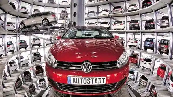 (Bloomberg) -- Germany's ruling coalition confirmed it will extend a tax exemption for new electric vehicles as part of a broader effort to support the nation's key car industry in the transition to more climate-friendly technologies. Finance Minister Lars Klingbeil will present a draft law soon which will keep the existing tax exemption for EVs in place until 2035, Maximilian Kall, a finance ministry spokesman, said Monday at a regular government news conference in Berlin, confirming a report by DPA. (Bloomberg) -- Germany's ruling coalition confirmed it will extend a tax exemption for new electric vehicles as part of a broader effort to support the nation's key car industry in the transition to more climate-friendly technologies. Finance Minister Lars Klingbeil will present a draft law soon which will keep the existing tax exemption for EVs in place until 2035, Maximilian Kall, a finance ministry spokesman, said Monday at a regular government news conference in Berlin, confirming a report by DPA.