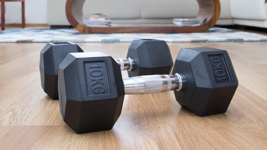 Boost strength, tone muscles, and enhance endurance with the best 10 kg dumbbells for home workouts. Here are a few options for you. Do you want to improve your at-home workouts, get stronger, or tone up? The ideal equipment for stepping up your exercise regimen is a 10 kg dumbbell. It is small, strong, and very adaptable, which makes it perfect for core exercises, squats, lunges, arm toning, and more. You don't need heavy gym equipment to test your boundaries and target various muscle areas. Both men and women who want to stay active at home or gain strength will benefit greatly from it. The ideal balance for good outcomes is to be heavy enough to feel the burn but light enough to handle. This is your cue if you have been putting your workouts on hold. Learn the advantages of going for a 10 kg dumbbell set.