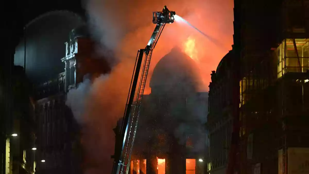 Building at Glasgow central station collapses in fire