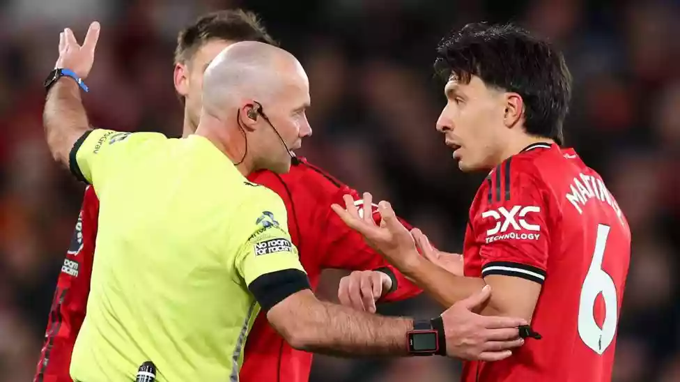 Carrick says Martinez hair-pull red card