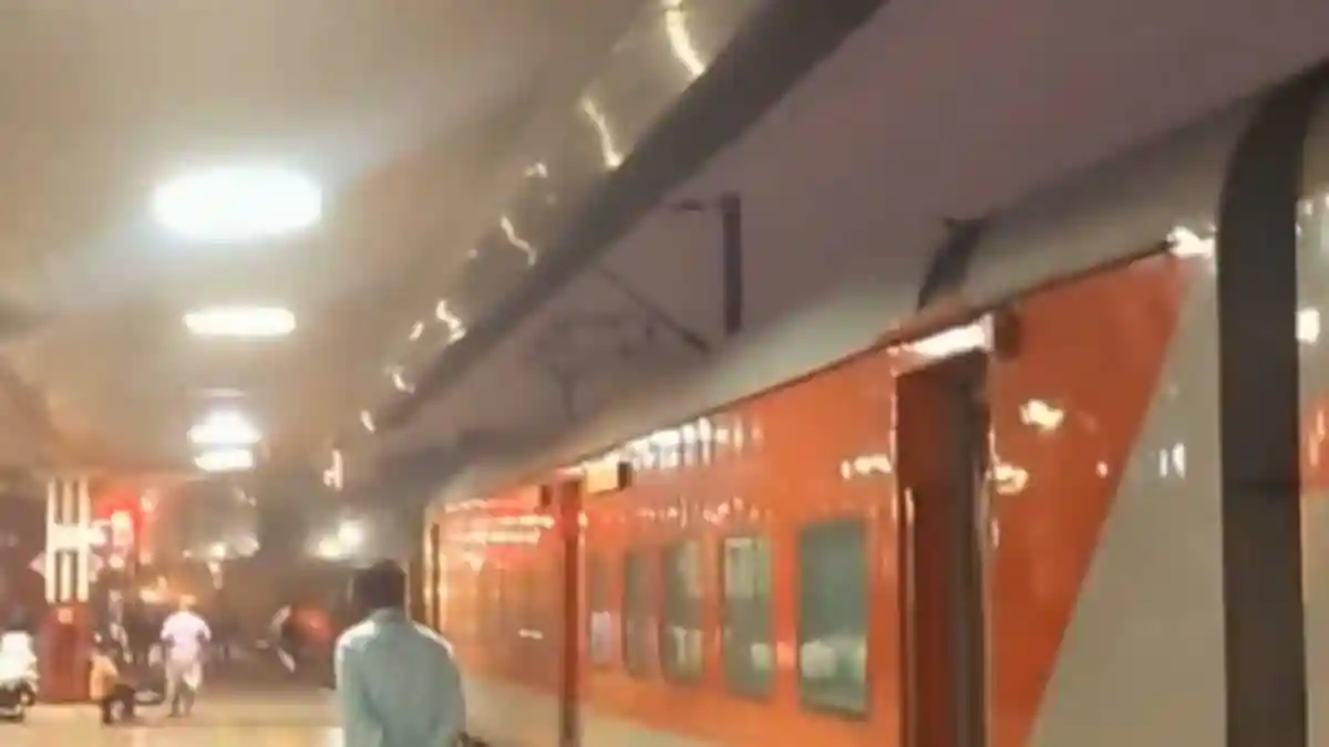 Chhath Song Replacing Rly Announcement To ‘Bedsheet Swing’ Inside Coach