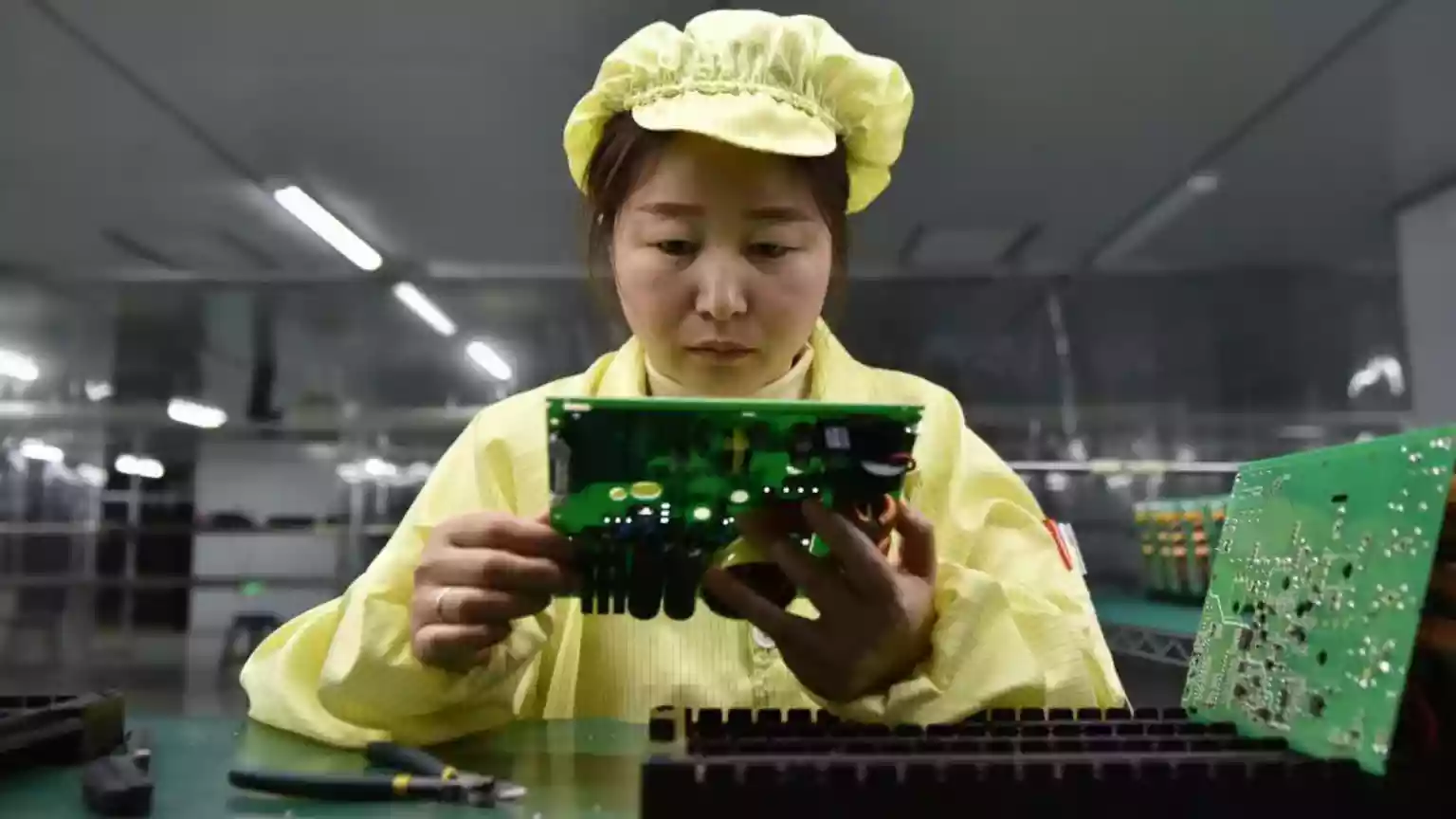 China's economic growth slows as trade tensions with US flare up