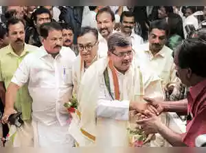 CM race spills onto streets