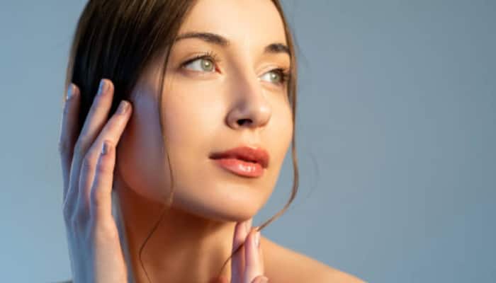 Dark circles can make your face look tired and dull, but natural remedies can help restore freshness. Simple ingredients like cucumber, aloe vera, and green tea reduce puffiness and lighten under-eye skin. These home remedies not only remove dark circles but also add instant glow to your face. Say goodbye to tired eyes with these easy and effective solutions.