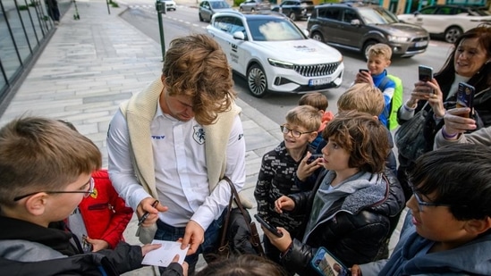 Defending champion Carlsen ended the tournament with 16 points after drawing with the other Indian in the tournament, Arjun Erigaisi. Five-time world champion Magnus Carlsen clinched his seventh Norway Chess title after American Grandmaster Fabiano Caruana did a good turn by defeating star India player D Gukesh to grab three full points in the final round of Norway Chess.