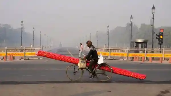 Delhi wakes up to shallow fog