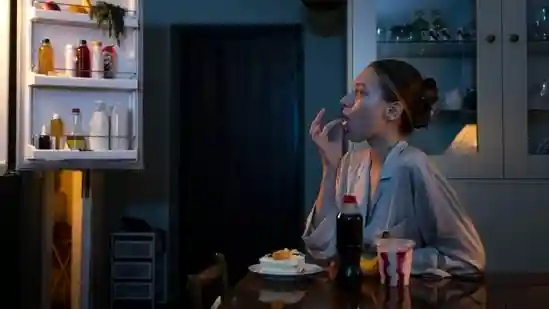 Do you ever find yourself looking for snacks in the pantry late at night, even though your body may not really need them? You're not alone! Many people snack late at night, but have you considered how this might impact your hormones? Our bodies send us signals about what they need, and ignoring these signals can lead to bigger problems. One key area where our eating habits significantly impact is hormonal balance. It's important to know how late-night snacking affects your health.Do you ever find yourself looking for snacks in the pantry late at night, even though your body may not really need them? You're not alone! Many people snack late at night, but have you considered how this might impact your hormones? Our bodies send us signals about what they need, and ignoring these signals can lead to bigger problems. One key area where our eating habits significantly impact is hormonal balance. It's important to know how late-night snacking affects your health.Our hormones regulate numerous bodily functions, including our mood and metabolism. Many people depend on doctors or medications to fix hormonal imbalances, but often overlook their eating habits. We need to change this approach! “Our daily activities, especially what we eat, greatly affect our hormones,” Lifestyle Coach Nidhi Nahata tells Health Shots. Eating late at night can disrupt your body's natural rhythms. Instead of resting and recovering, your body has to digest food. This can mess up your hormones and lead to various health problems.