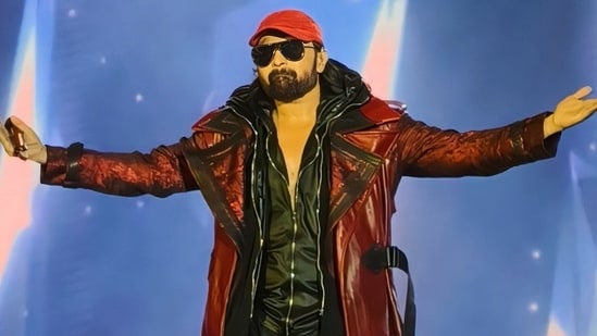 During his Mumbai concert, Himesh Reshammiya playfully addressed trolls about his nasal singing style. The crowd encouraged him to sing in his signature way. Himesh Reshammiya recently brought the house down at Mumbai’s Jio World Garden on 31 May with a power-packed performance as part of his Cap Mania Tour. The singer-composer entertained a massive crowd of fans who sang along to his iconic tracks. During the sold-out concert, Himesh took a light-hearted yet pointed dig at his critics who have often mocked his nasal singing style. (Also Read: Himesh Reshammiya wants to end debate over his acting skills: ‘I will see to it that I win critics over’)