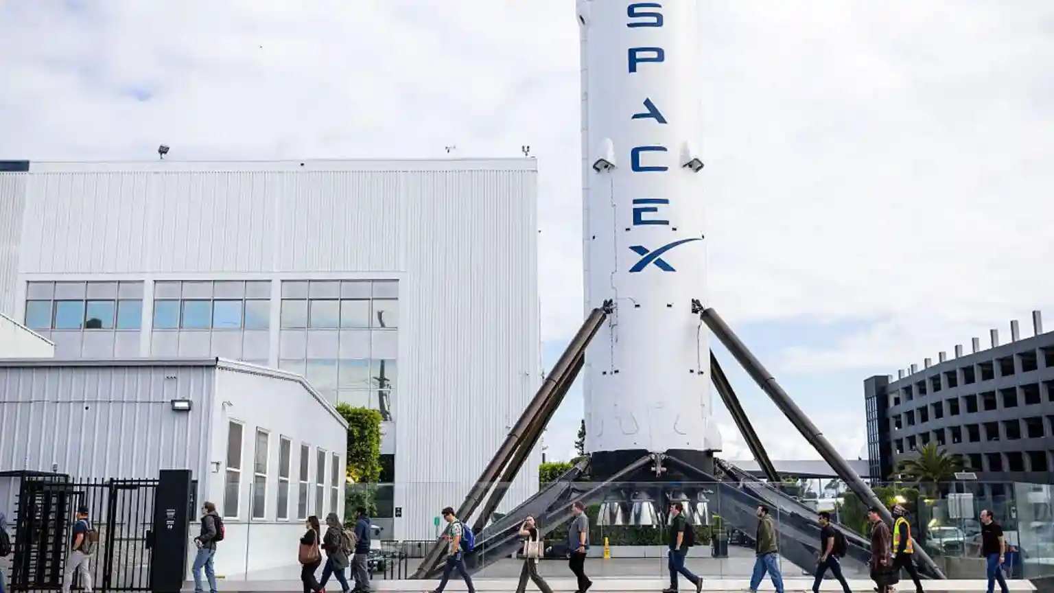 Elon Musk's SpaceX raises $75bn ahead of record stock market debut