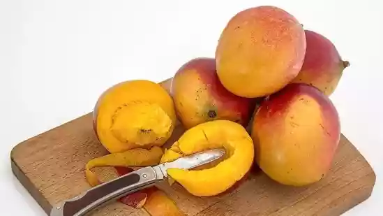 Endocrinologist shares correct way to eat summer fruits to prevent sugar spikes