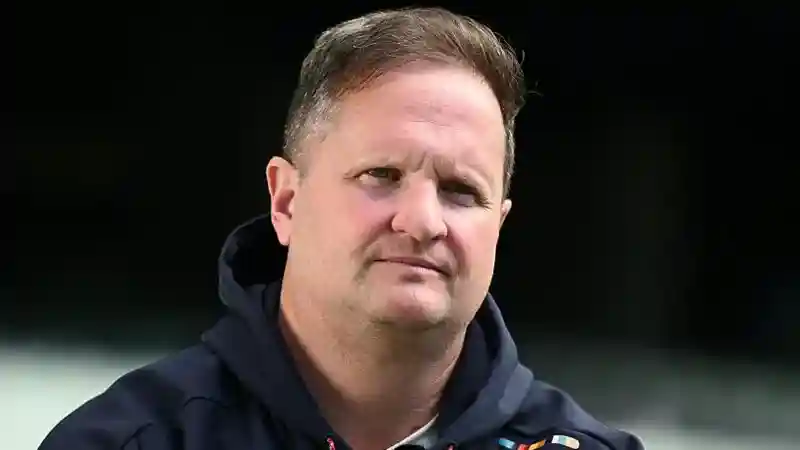 England investigate Ashes drinking as video emerges