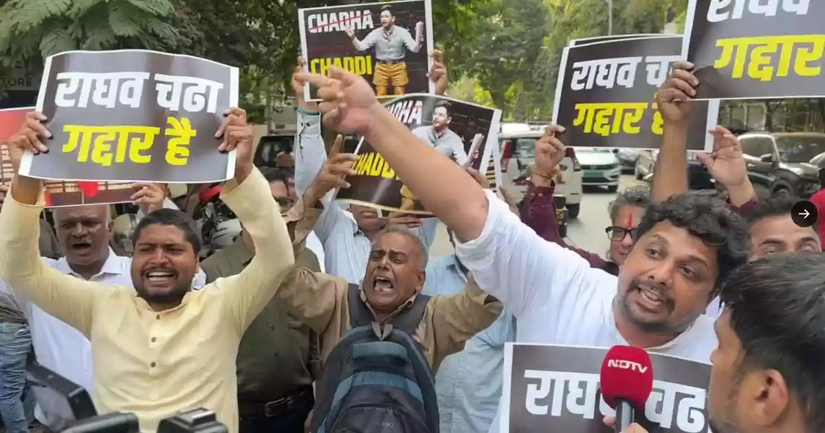 FIR against 7 AAP leaders for protesting against Raghav Chadha