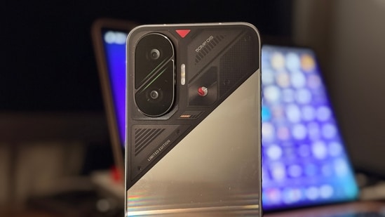 Flipkart's one of the biggest sales of the season, the Big Billion Days, is just around the corner, and the e-commerce giant has started to reveal huge discounts on products across electronics. In a recent revelation, Flipkart revealed Poco's “Festive Madness” for the sale, revealing top smartphone discounts during the sale on September 23. Therefore, if you are looking for feature-filled smartphones in the mid-range and budget segment, then know the Flipkart sale discount on Poco F7, Poco X7 Pro, Poco M7 series, and other models.