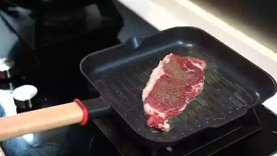 For home cooks, the process of making steak can seem intimidating. There is something about steak that we see on cooking shows and in recipe blogs that almost makes it appear beautiful when it is perfectly seared. However, many of us do not attempt a recipe at home because we do not want to end up with a dried-out, grey steak instead of a juicy, flavor-packed finished product.