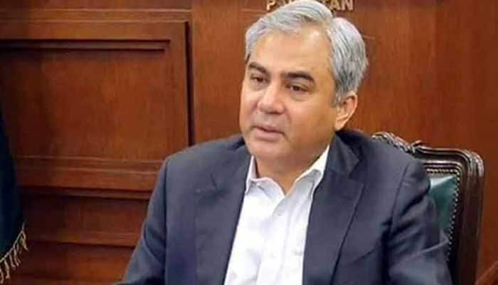 Former Pakistan cricketer Atiq-uz-Zaman accuses PCB chairman Mohsin Naqvi of corruption over substandard Asia Cup 2025 jerseys, sparking controversy ahead of Super Four clashes. Pakistan Cricket Board (PCB) has been hit by fresh controversy as its chairman, Mohsin Naqvi, faces allegations of corruption over the Asia Cup 2025 kits supplied to the national team. The accusations come from former Pakistan cricketer Atiq-uz-Zaman, who publicly criticized the PCB for providing substandard jerseys that left players drenched in sweat during crucial matches.