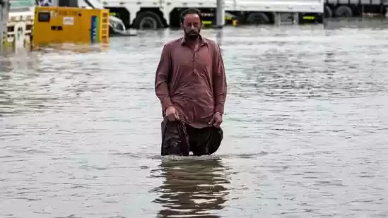 Heavy rain inundates Dubai streets