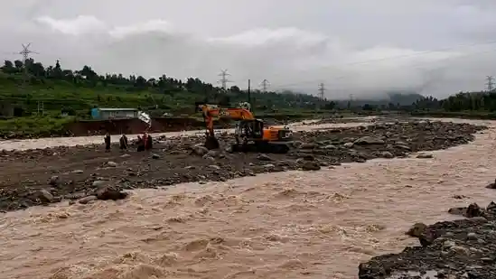 Heavy rains trigger massive flash floods in central Kashmir