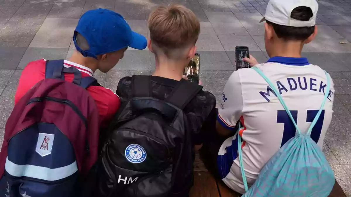 How can parents safely support children’s phone usage