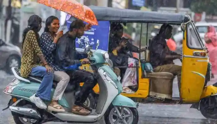 Hyderabad is reeling from severe flooding after heavy rains caused the Musi River to overflow. 1,000 residents evacuated; CM orders alert as Chaderghat bridge closes. Torrential rain battered Hyderabad on Saturday, causing the Musi River to swell dangerously and overflow near the Chaderghat bridge after authorities were forced to open the floodgates of the city's twin reservoirs, Himayatsagar and Osmansagar.