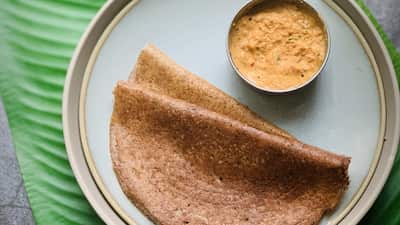 IBS (Irritable Bowel Syndrome) affects around 20–25% of the population, causing symptoms such as abdominal pain, bloating, cramping, and changes in bowel habits. Some people experience predominantly diarrhea, while others struggle with constipation. Diet plays a crucial role in triggering these symptoms, and certain dietary strategies, like the low FODMAP diet, have become increasingly popular for managing IBS.