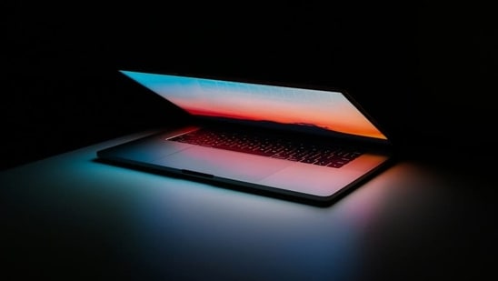 If you are not up to speed, recent reports suggest that Apple is working on a more affordable MacBook, positioned below the MacBook Air M4 and powered by the A18 Pro chipset found in the iPhone 16 Pro models. This would be a trade-off Apple makes to bring costs down compared to its M-series chip laptops.