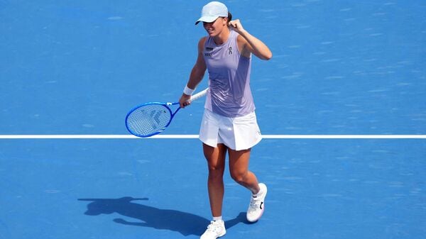 Iga Swiatek, World No. 3 delivered a commanding performance, defeating Elena Rybakina 7-5, 6-3 in straight sets in the semifinals of the Cincinnati Open on Sunday (August 17). This victory marks Swiatek's maiden appearance in the Cincinnati final, a significant milestone in her illustrious career. The Polish star now awaits the winner of the Veronika Kudermetova and Jasmine Paolini semifinals matchup.