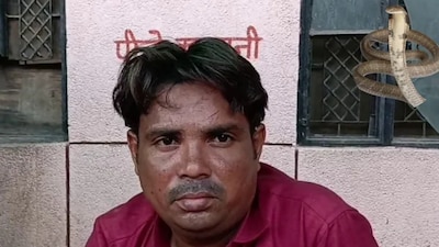 In a chilling and bizarre turn of events in Hathras district in Uttar Pradesh, a lorry driver claims to have fallen victim to what locals are calling the revenge of two snakes. The man was reportedly bitten by a cobra just two days after accidentally running over a snake — an incident that has left the entire village both alarmed and obsessed.