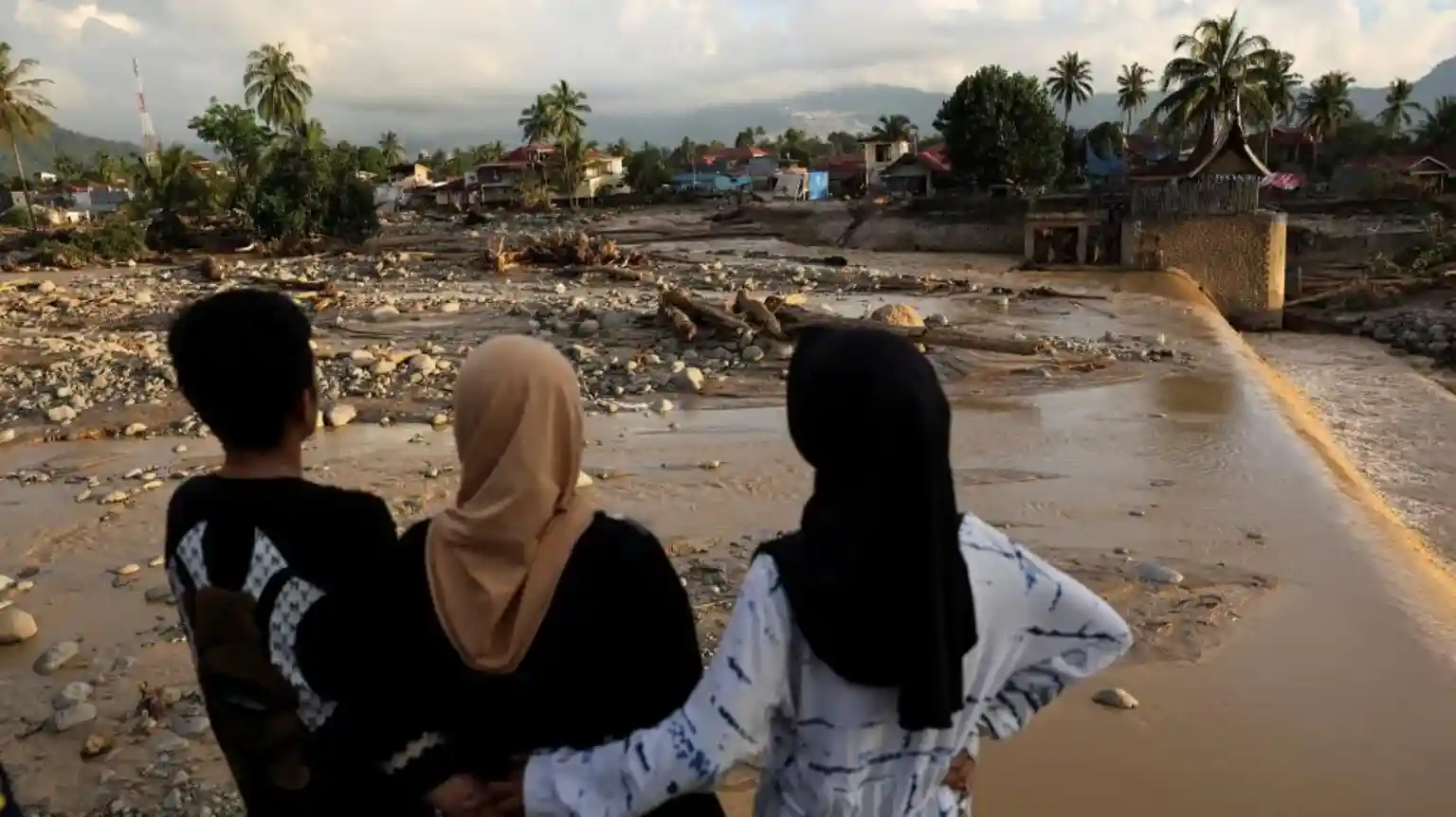 Indonesia searches for hundreds missing in deadly floods