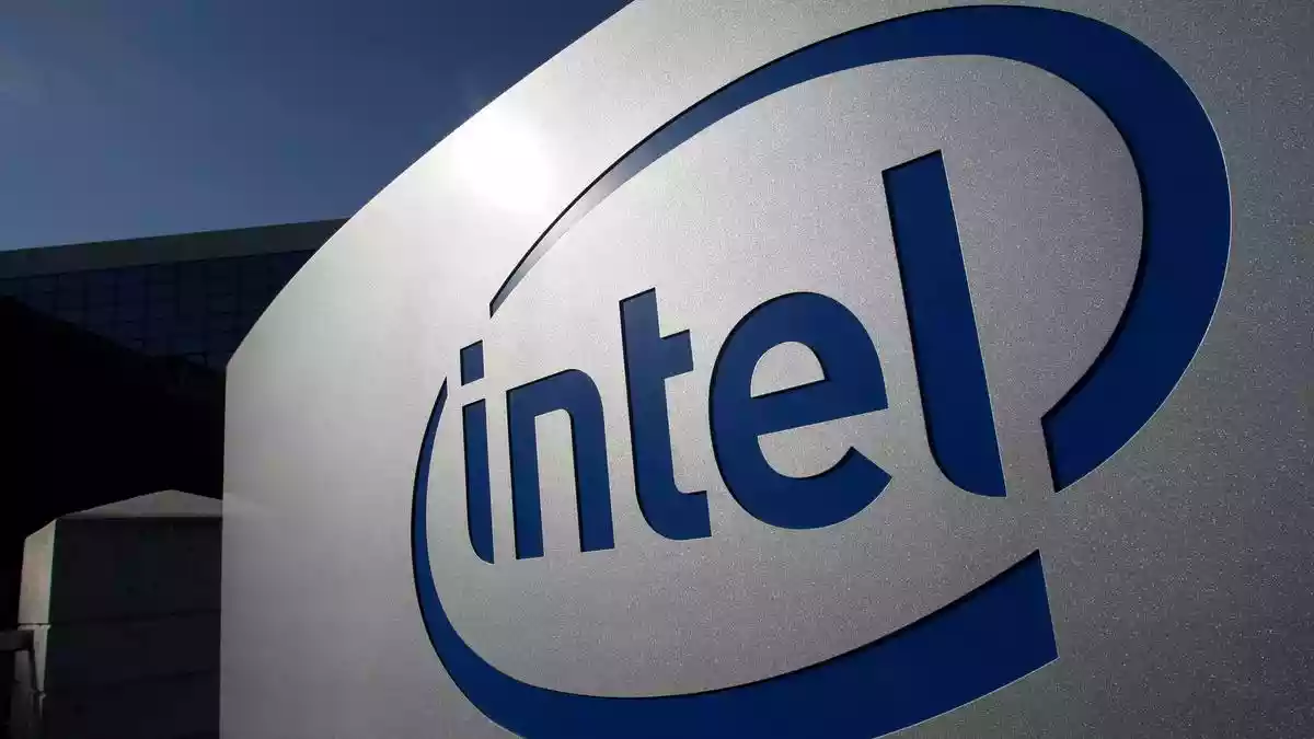 Intel posts profit even as it struggles to regain market share
