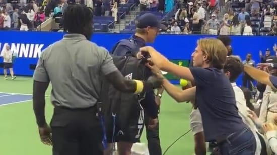 Jannik Sinner had a bizarre experience during the ongoing 2025 US Open. The incident took place after he thrashed Alexander Bublik 6-1, 6-1, 6-1 in their Round of 16 encounter, when a fan was spotted trying to steal something from his bag. The defending champion was busy signing autographs when a courtside fan tried to unzip a part of his bag. But the fan was caught red-handed as a security guard noticed it and rushed to intervene. Sinner could only shake his head in disbelief, as he noticed it too, and just walked away.