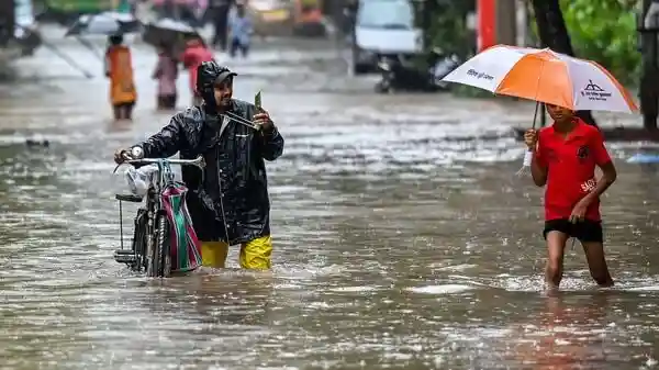 Kolkata is set to receive spells of rainfall over the next few days as a low-pressure area has formed over the Bay of Bengal. The India Meteorological Department (IMD) has issued an alert for the city and nearby districts, warning residents of heavy rain and possible waterlogging in low-lying areas. The alert will remain in place till September 26.