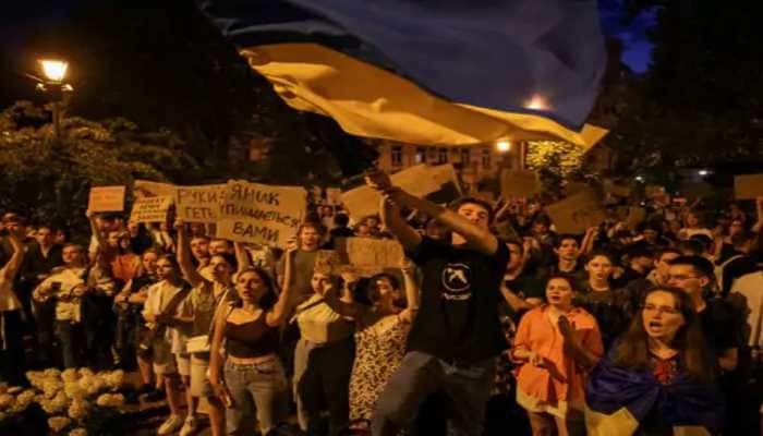 Kyiv (Ukraine): What began as murmurs has now become a wave. In Kyiv and several other cities of Ukraine, ordinary citizens and war veterans have taken to the streets, not to rally against Russia, but to question their own government. Their anger is directed at a new law passed by parliament that they believe undermines the very democracy they have fought to defend.