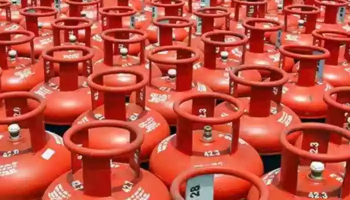 Last month, on September 1st, the Oil Marketing Companies reduced the rates of commercial 19 kg Liquefied Petroleum Gas (LPG) cylinders by Rs 51.50, effective from September 1. After that reduction, in Delhi, the retail sale price of a 19 kg commercial LPG cylinder was reduced to Rs 1580. It was a reduction in price of an The LPG cylinder from Rs 1,631.50 in August.<br>